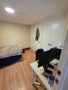 2 Furnished Rooms in a 3 Bdrm Male Graduate Apartment - Photo 4