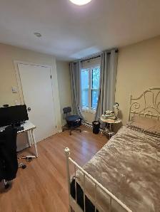 2 Furnished Rooms in a 3 Bdrm Male Graduate Apartment - Photo 5
