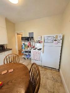 Furnished Rooms in a 2 Bdrm Female Graduate Apartment - Photo 6
