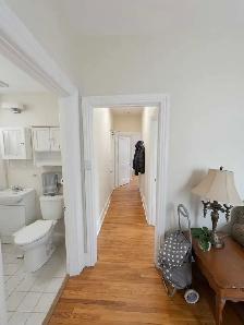 Furnished Rooms in a 2 Bdrm Female Graduate Apartment - Photo 7