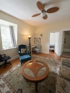 Furnished Rooms in a 2 Bdrm Female Graduate Apartment - Photo 9