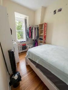 Furnished Rooms in a 2 Bdrm Female Graduate Apartment - Photo 10