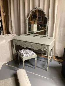 ANTIQUE DRESSING TABLE/VANITY Beautiful,