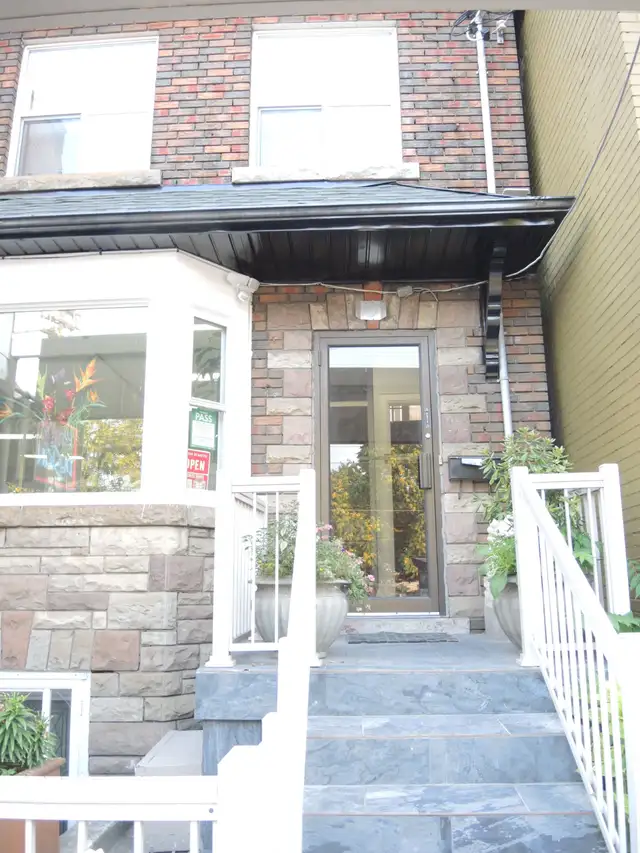 DOWNTOWN TORONTO, BATHURST & DUNDAS, 2 BED, 1 BATH APT FOR RENT