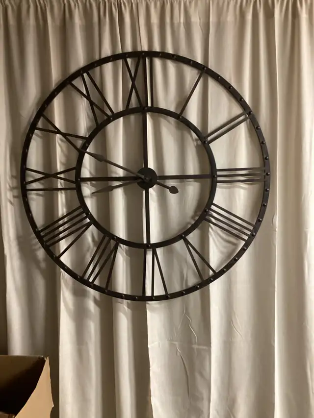 BTTERY OPERATED WALL CLOCK