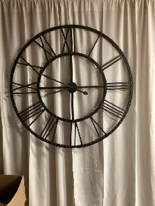 BTTERY OPERATED WALL CLOCK