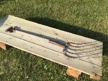 Vintage 5 prong farm fork tool - Photo 2