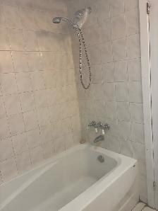Large 3 1/2 renovated, bright semi-basement - Photo 4