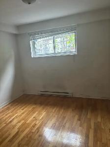 Large 3 1/2 renovated, bright semi-basement - Photo 5