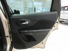 JEEP CHEROKEE 2015 ALTITUDE V6 3.2L 4X4 GPS/ ECRAN 8.4PO / BANCS - Photo 11