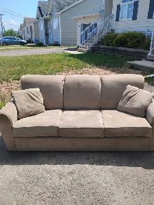 3 Sofa Couch in Great Condition with 2 Pillows $250 - Photo 2