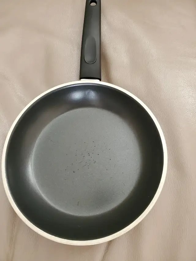 BELLE POÈLE EN TEFLON DE 8'DIAMÈTRE QUI A SERVIE UNE FOIS: $5.00