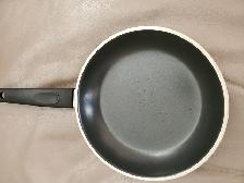 BELLE POÈLE EN TEFLON DE 8'DIAMÈTRE QUI A SERVIE UNE FOIS: $5.00 - Photo 2