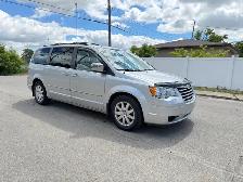 2010 Chrysler town and country - Photo 2