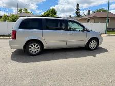 2010 Chrysler town and country - Photo 3