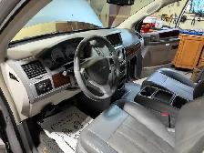 2010 Chrysler town and country - Photo 5