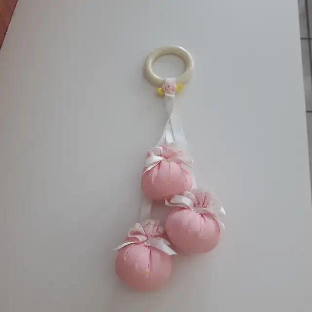 JOUET D'ENFANT: BELLE DÉC0 NEUVE ROSE BLANCHE 4'DE HAUT: $5.00