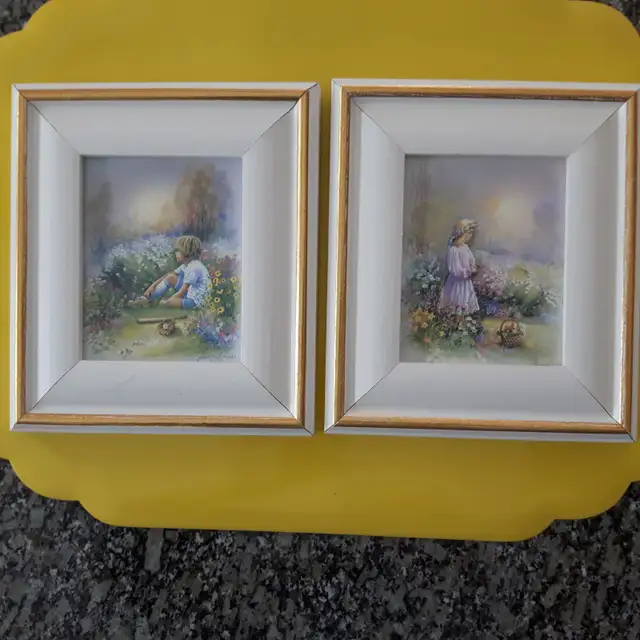 2 CADRES NEUFS SIGNÉS, BLANC GOLD, GARCON FILLE: $20.00 CHACUN