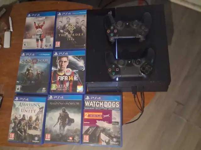 Ps4   2 manettes et 7 jeux