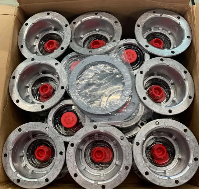 25 PIECES OF STEMCO 300-4009 BOLT-ON HUB CAP
