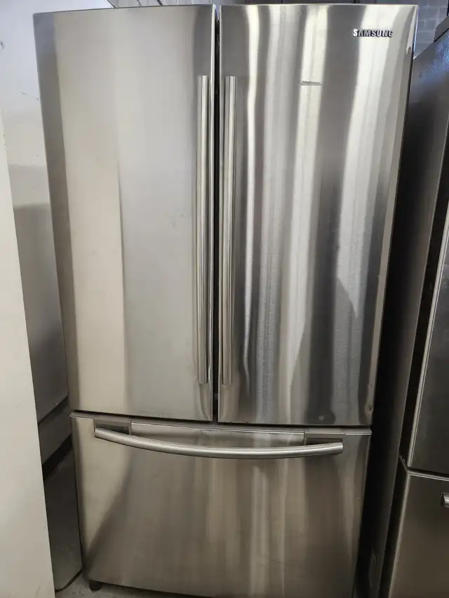 Réfrigérateur 36po Inox congélateur inférieur porte française |
