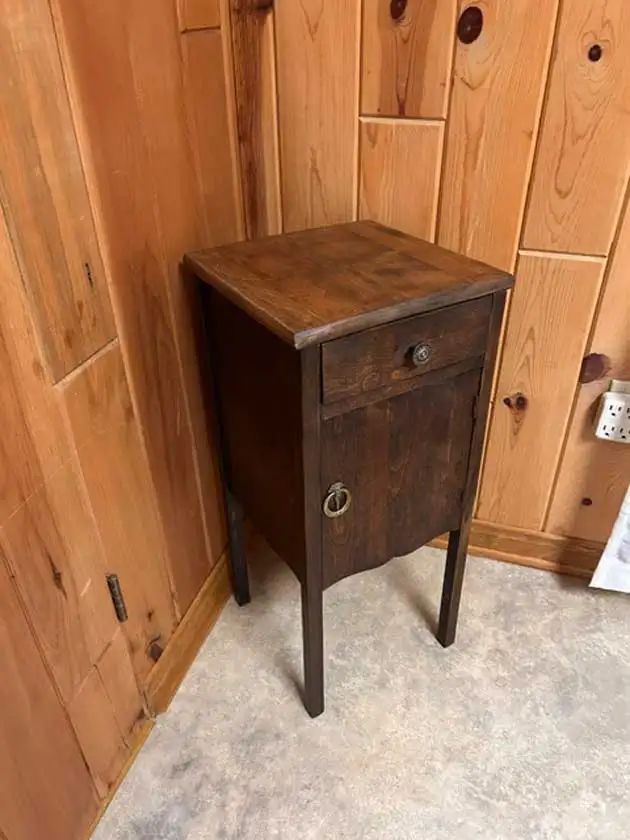 Petite table d’entrée en bois. Vide poche