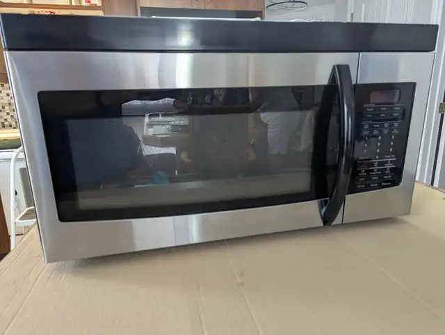 HOTTE DE CUISINIÈRE AVEC MICRO-ONDES INTÉGRÉ de marque Samsung )