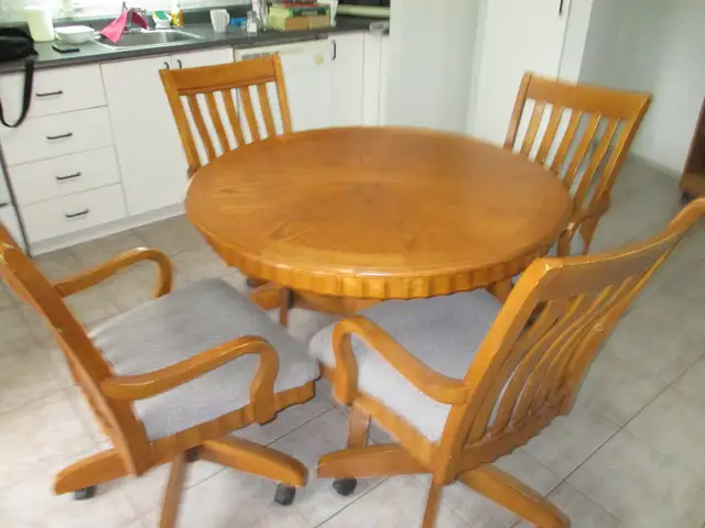 set de cuisine rond en chêne - Table, rallonge et 4 chaises