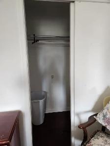 Spacious Furnished Master Bed/Rental One Female Only/5’ Yorkdale - Photo 6