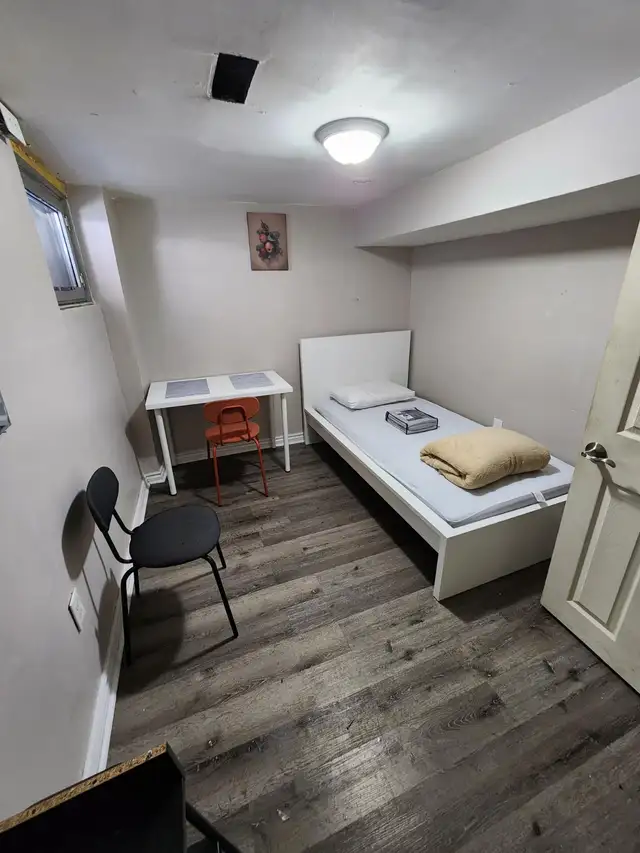 A nice furnished room Aug 1 all included Eglinton & Mt. Pleasant
