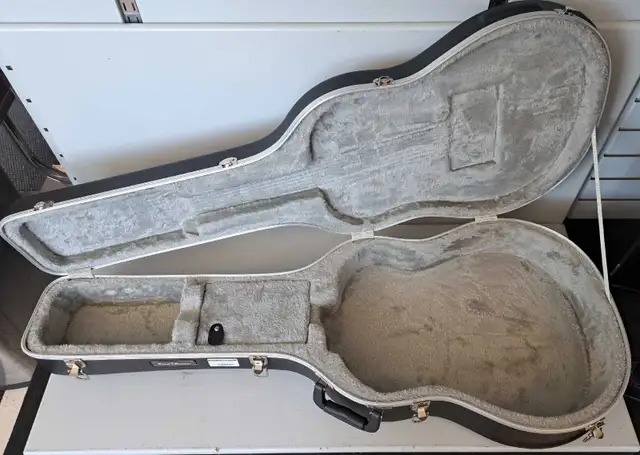 Road Runner Molded Acoustic Case (33118713)