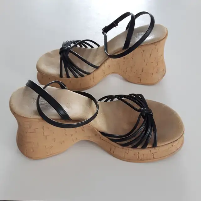 SANDALES ITALIENNES CHICS, SEMELLES EN LIÈGE GR 7 FEMME: $10.00