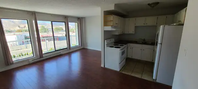✨ COZY • QUIET • PET-FRIENDLY ✨Beautiful 2 Bedroom — TOP FLOOR