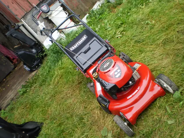 CRAFTSMAN 21inch Self-Propelled gas   Lawnmower.