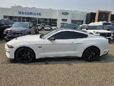 2021 Ford Mustang - Photo 2