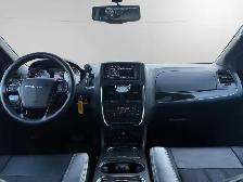 2015 Chrysler Town & Country S | CLEAN CARFAX | NAVI | BACK-UP C - Photo 10