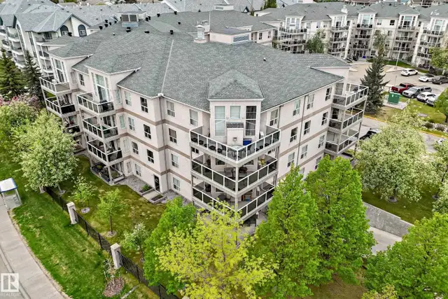 Amazing 2 bed, 2 bath, 3rd floor corner unit.