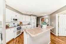 Amazing 2 bed, 2 bath, 3rd floor corner unit. - Photo 3