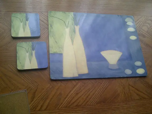 SET NEUF EN LIÈGE 4 NAPPERONS 12'x16' 6 SOUS-VERRES 4'x4' $20.00