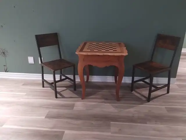 Table d'échec avec chaises