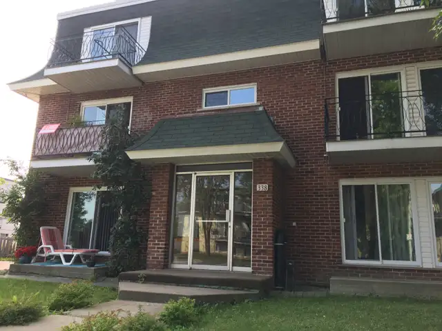 BOISBRIAND PRÈS DE PLACE ROSEMÈRE - GRAND 5 1/2