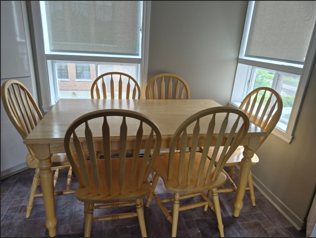 Table de cuisine en bois avec 6 chaises
