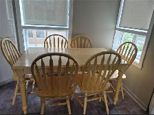 Table de cuisine en bois avec 6 chaises