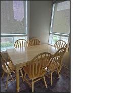 Table de cuisine en bois avec 6 chaises - Photo 2