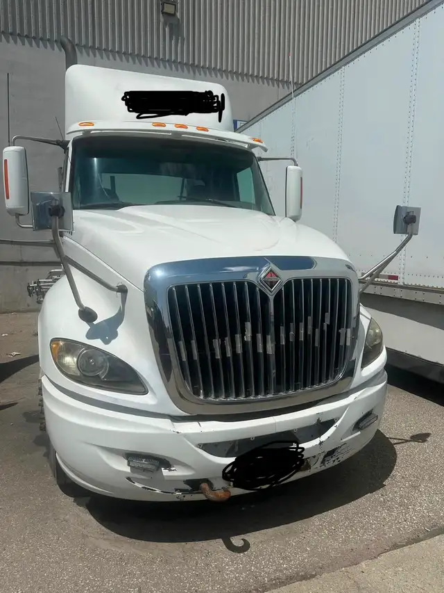 TRUCK ON SALE (PICKUP URGENT) VOLVO 2009