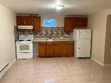 Beautiful 2 bedroom basement apartment in triplex or rent! - Photo 2