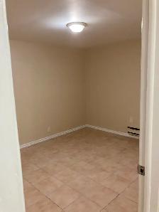 Beautiful 2 bedroom basement apartment in triplex or rent! - Photo 3