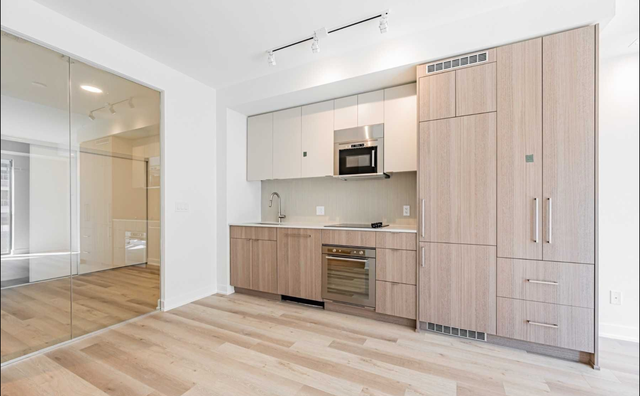 (Female Roommate Wanted) Furnished Condo in Toronto