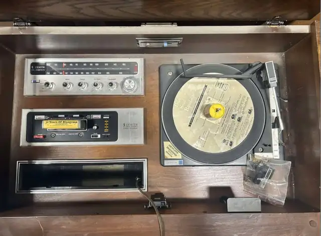 Vintage Zenith stereo console (Record player, 8-track and radio)