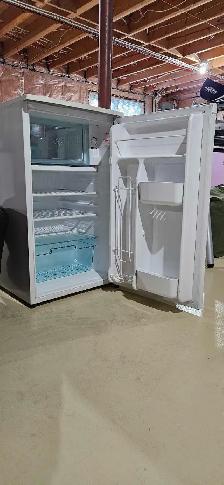 GoldStar 4.3 Cubic Foot Fridge with Freezer